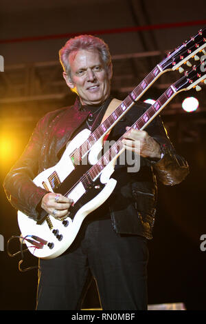 Chanteur, auteur-compositeur et le guitariste Don Felder, anciennement de l'Eagles, est montré sur scène pendant un concert 'live' avec son apparence avec groupe solo. Banque D'Images