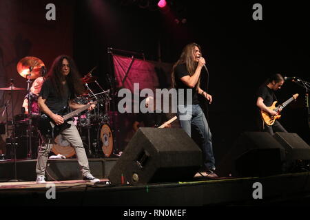 Fates Warning sont présentés sur scène pendant un concert en direct de l'apparence. Banque D'Images