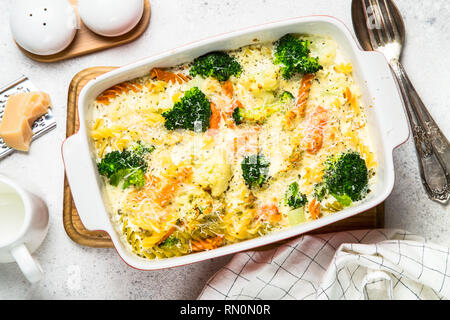 Cassolette de pâtes et légumes dans le plat de cuisson. Banque D'Images