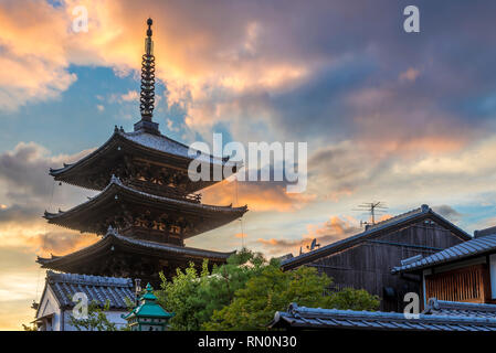 Pagode japonaise typique, situé dans un cadre coloré, ciel du soir. L'emplacement est Kyoto, Japon Banque D'Images