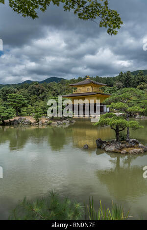 Le pavillon d'or, situé à Kyoto, au Japon. Le temple est traditionnellement connue comme le Kinkaku-ji, ou Rokuon-ji Banque D'Images