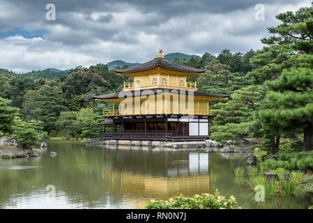 Le pavillon d'or, situé à Kyoto, au Japon. Le temple est traditionnellement connue comme le Kinkaku-ji, ou Rokuon-ji Banque D'Images