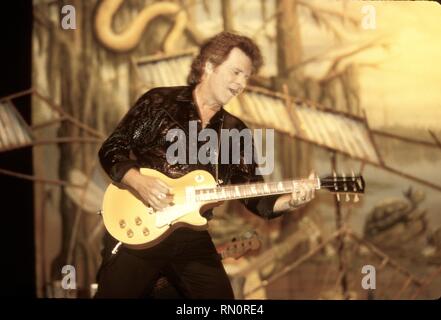 Chanteur, auteur-compositeur et guitariste américain John Fogerty est montré sur scène pendant un concert live l'apparence. Banque D'Images