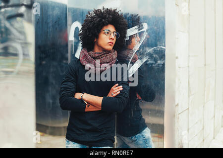 Les jeunes Afro-américains ou young businessman unpacking Pull col roulé noir et un foulard et avoir les cheveux foncés. Concept de la mode et élégant Banque D'Images