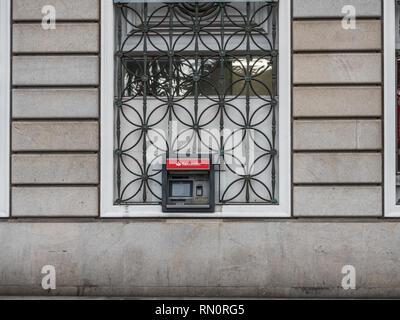 La Coruna, Espagne - 5 février 2019 - Distributeur automatique de billets de banque Santander dans la rue Banque D'Images