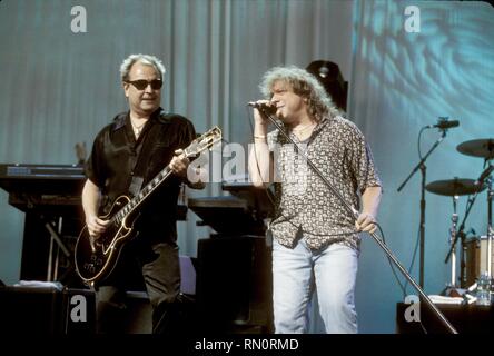 Le guitariste de Foreigner Mick Jones et le chanteur Lou Gramm sont montré produire ensemble sur scène lors de l'Atlantic Records Anniversary concert tenue au Madison Square Garden. Banque D'Images