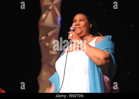 R&B et soul, chanteur, auteur-compositeur et pianiste Aretha Franklin est montré sur scène pendant un concert 'live'. Banque D'Images