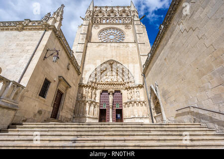 Façade et escalier de l'entrée porte Sarmental sacramentelle ou de la belle cathédrale gothique de Saint Mary de Santa Maria de Burgos (Burgos). Déclarer Banque D'Images