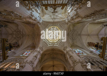 Burgos, Espagne - 24 mars, 2017. Niveau du sol Vue de l'intérieur de la tour lanterne et plafond voûte du croisement à la Cathédrale Sainte Marie de Burgos (Santa Banque D'Images