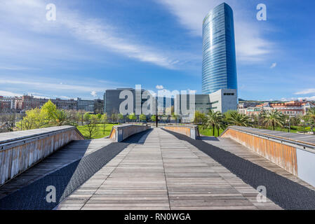 Bilbao, Pays Basque, Espagne. 26 mars 2017 : La Tour Iberdrola et bâtiment de l'Université Deusto passerelle Pedro Arrupe. Banque D'Images