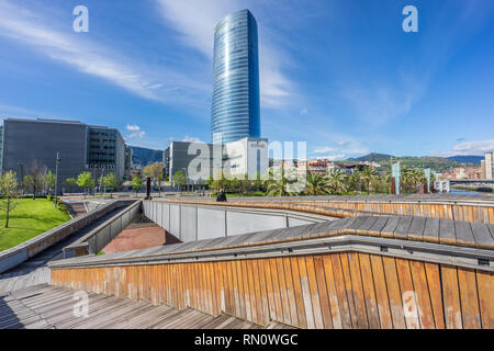 Bilbao, Pays Basque, Espagne. 26 mars 2017 : La Tour Iberdrola et bâtiment de l'Université Deusto passerelle Pedro Arrupe. Banque D'Images