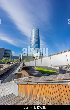 Bilbao, Pays Basque, Espagne. 26 mars 2017 : La Tour Iberdrola et bâtiment de l'Université Deusto passerelle Pedro Arrupe. Banque D'Images