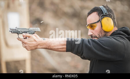 Vue détaillée de shooter holding gun et de formation tir tactique, Close up. Plage de prise de Banque D'Images