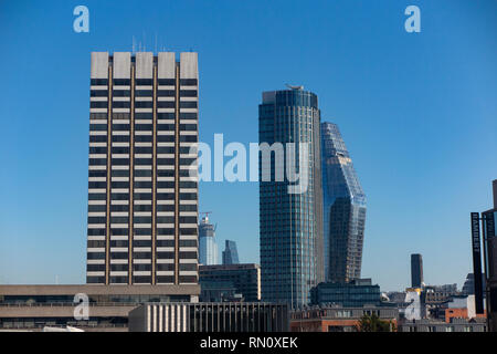 Bâtiment, l'Siuth ITV Bank Tower et la construction de boomerang sur London's south bank Banque D'Images