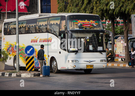 Chiang Mai, Thaïlande - 16 Février 2019 : Bus voyage privée . Photo à la gare routière de Chiangmai. Banque D'Images