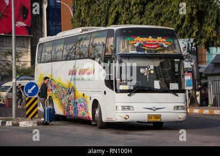 Chiang Mai, Thaïlande - 16 Février 2019 : Bus voyage privée . Photo à la gare routière de Chiangmai. Banque D'Images