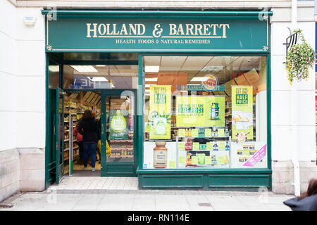 La Hollande et Barrett health food shop dans Merlin's Walk à Carmarthen, pays de Galles du Sud. Grande marque high street shop dans tout le pays. Banque D'Images