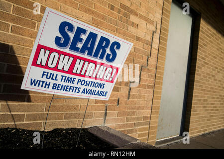 Un "signe" l'embauche maintenant en dehors d'un emplacement au magasin Sears de Harrisburg, Pennsylvanie le 9 février 2019. Banque D'Images