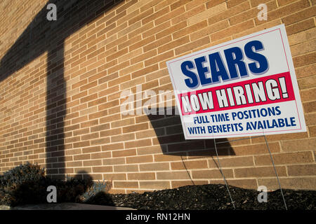 Un "signe" l'embauche maintenant en dehors d'un emplacement au magasin Sears de Harrisburg, Pennsylvanie le 9 février 2019. Banque D'Images