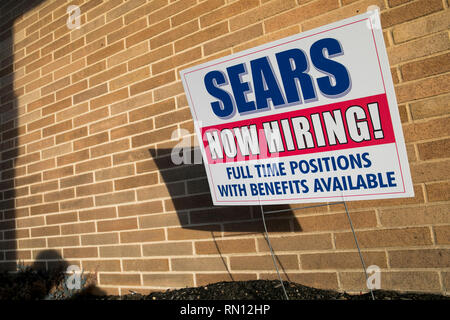 Un "signe" l'embauche maintenant en dehors d'un emplacement au magasin Sears de Harrisburg, Pennsylvanie le 9 février 2019. Banque D'Images