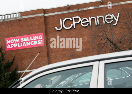 Une bannière qui se lit 'vend maintenant des appareils à l'extérieur d'un magasin de détail dans JCPenney Wheaton, Maryland, le 14 février 2019. Banque D'Images