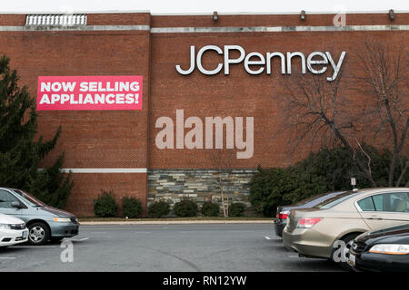 Une bannière qui se lit 'vend maintenant des appareils à l'extérieur d'un magasin de détail dans JCPenney Wheaton, Maryland, le 14 février 2019. Banque D'Images