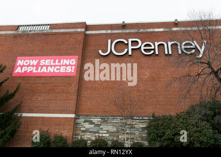 Une bannière qui se lit 'vend maintenant des appareils à l'extérieur d'un magasin de détail dans JCPenney Wheaton, Maryland, le 14 février 2019. Banque D'Images