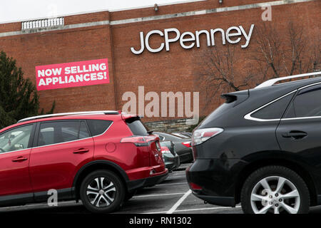 Une bannière qui se lit 'vend maintenant des appareils à l'extérieur d'un magasin de détail dans JCPenney Wheaton, Maryland, le 14 février 2019. Banque D'Images