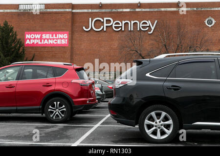 Une bannière qui se lit 'vend maintenant des appareils à l'extérieur d'un magasin de détail dans JCPenney Wheaton, Maryland, le 14 février 2019. Banque D'Images