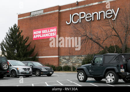 Une bannière qui se lit 'vend maintenant des appareils à l'extérieur d'un magasin de détail dans JCPenney Wheaton, Maryland, le 14 février 2019. Banque D'Images