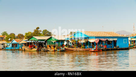 Village flottant sur la rivière Tonle Sap, Kampong Chhnang, Delta du Mékong, le Cambodge, l'Asie Banque D'Images