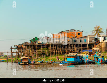 Les maisons en bois sur pilotis abritent de nombreuses familles dans le village flottant sur la rivière Tonle Sap, Kampong Chhnang, Delta du Mékong, le Cambodge, l'Asie Banque D'Images