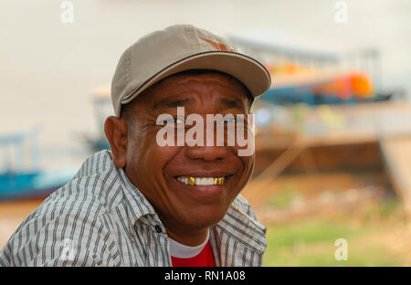 Portrait of a smiling middle aged Cambodianman portant un chapeau, de Kompong Tralach, Cambodge, Asie Banque D'Images