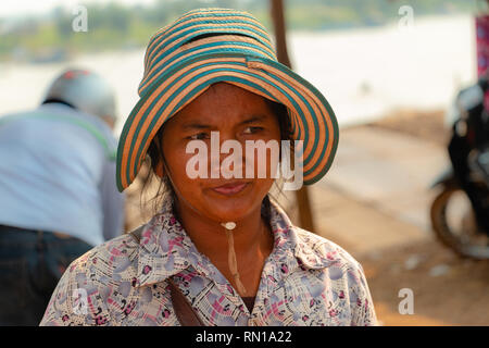 Portrait of a smiling middle aged femme cambodgienne portant un chapeau de soleil à rayures de Kompong Tralach, Cambodge, Asie Banque D'Images