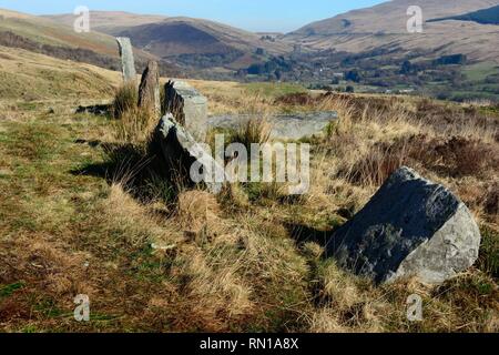 Lui dit Pierre Maen Alignement Ligne Cribarth Mountain Craig Y No Country Park Le Parc National des Brecon Beacons au Pays de Galles Cymru UK Banque D'Images