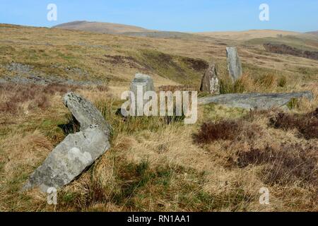 Lui dit Pierre Maen Alignement Ligne Cribarth Mountain Craig Y No Country Park Le Parc National des Brecon Beacons au Pays de Galles Cymru UK Banque D'Images