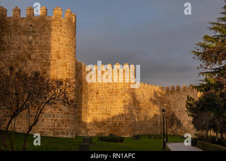 Les magnifiques murs médiévaux de Avila, Castilla y León, Espagne. Site du patrimoine mondial de l'UNESCO réalisée entre la 11e et 14e siècles Banque D'Images