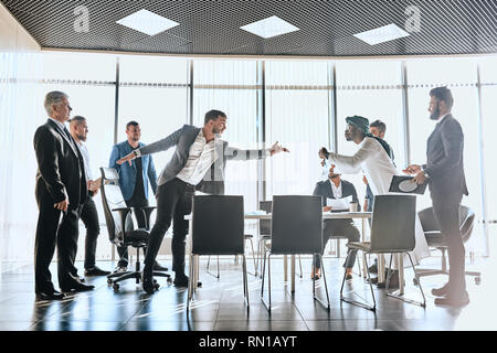 Angry Caucasian businessman collègue arabe menace, l'intimidation et la discrimination. , fauil et concepts d'échec Banque D'Images