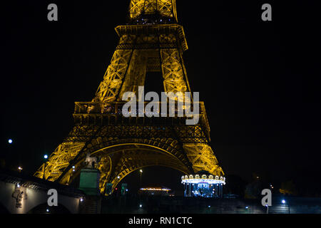 La tour Eiffel vue depuis un bateau d'excursion, Paris France Banque D'Images