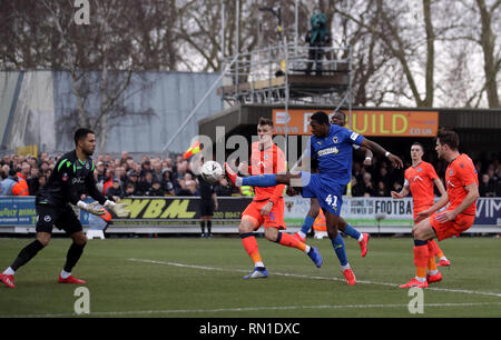 L'AFC Wimbledon's Michael Folivi s'étend sur la balle dans la zone au cours de la FA Cup cinquième ronde match à la Cherry Red Records Stadium, Londres. Banque D'Images