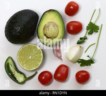 Guacamole ingrédients dans un vivent encore photo. La photo comprend des avocat, coriandre, tomates, citron vert, piment jalapeno, l'oignon et l'ail des gants. Délicieux ! Banque D'Images