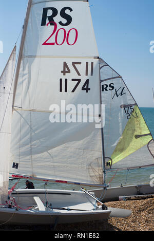 Voiles tourbillonnent dans le vent sur la plage Banque D'Images