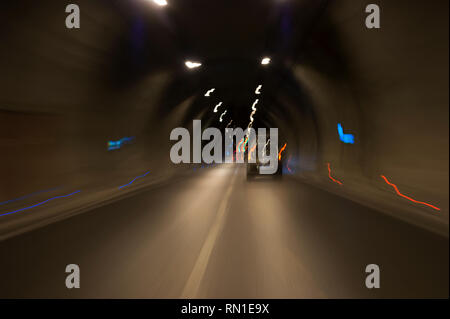 L'exposition longue Konak Izmir Turquie tunnel avec des lumières, des voitures et de flou artistique signes de limite de vitesse. Banque D'Images