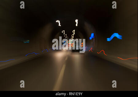 L'exposition longue Konak Izmir Turquie tunnel avec des lumières, des voitures et de flou artistique signes de limite de vitesse. Banque D'Images