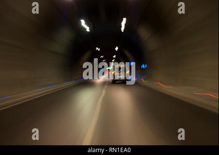 L'exposition longue Konak Izmir Turquie tunnel avec des lumières, des voitures et de flou artistique signes de limite de vitesse. Banque D'Images