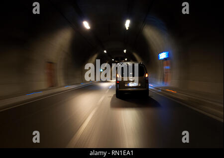 L'exposition longue Konak Izmir Turquie tunnel avec des lumières, des voitures et de flou artistique signes de limite de vitesse. Banque D'Images