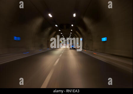 L'exposition longue Konak Izmir Turquie tunnel avec des lumières, des voitures et de flou artistique signes de limite de vitesse. Banque D'Images