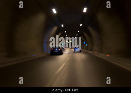 L'exposition longue Konak Izmir Turquie tunnel avec des lumières, des voitures et de flou artistique signes de limite de vitesse. Banque D'Images