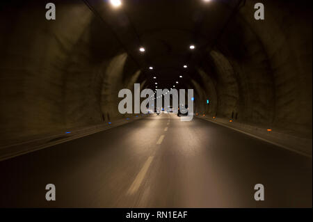 L'exposition longue Konak Izmir Turquie tunnel avec des lumières, des voitures et de flou artistique signes de limite de vitesse. Banque D'Images