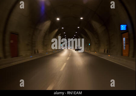 L'exposition longue Konak Izmir Turquie tunnel avec des lumières, des voitures et de flou artistique signes de limite de vitesse. Banque D'Images